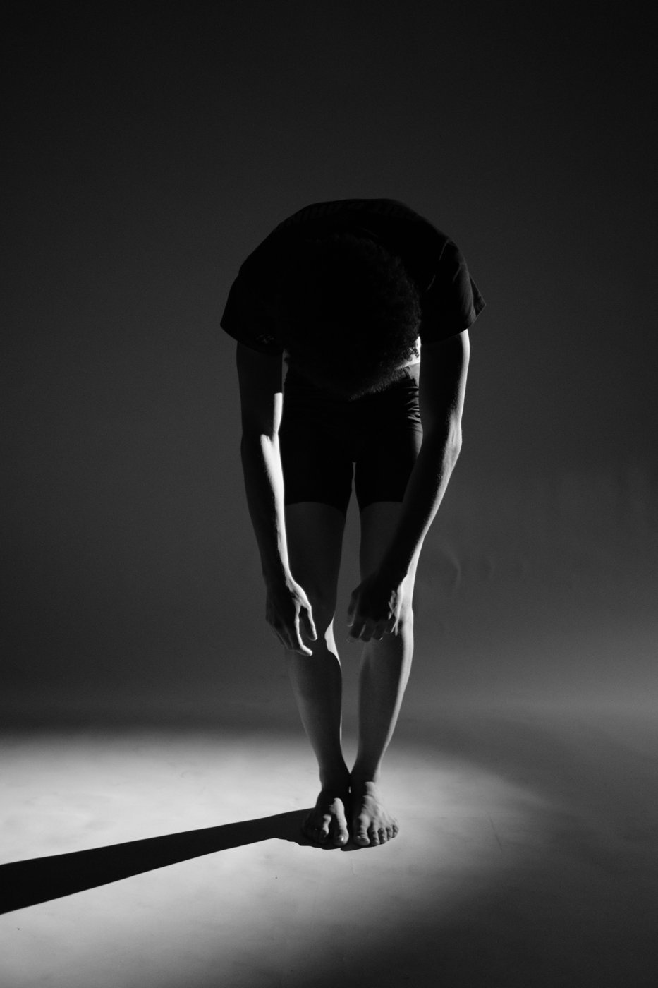 Exploración de una inclinación del cuerpo, con luz y sombra