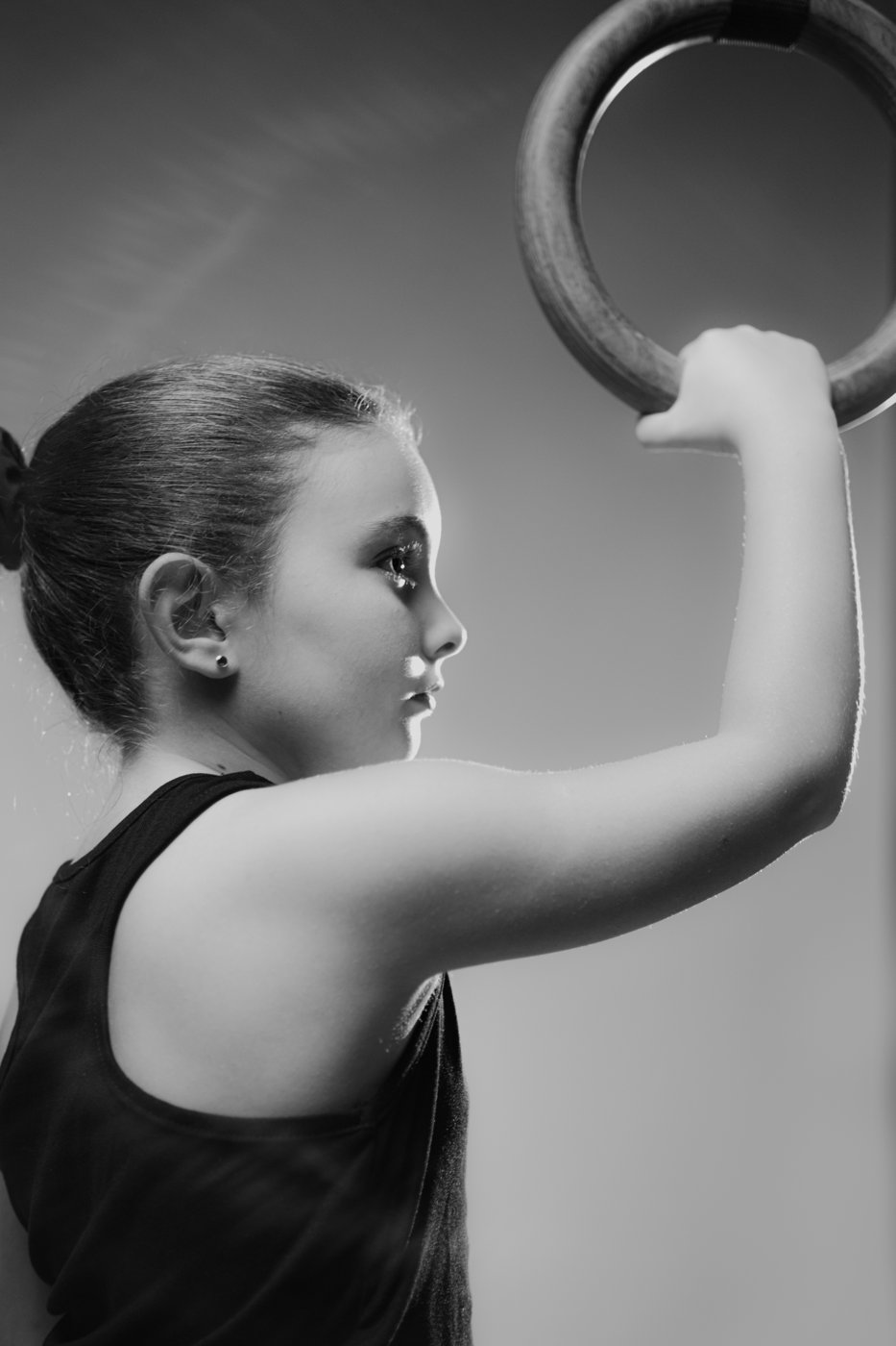 Una niña explora una anilla de entrenamiento